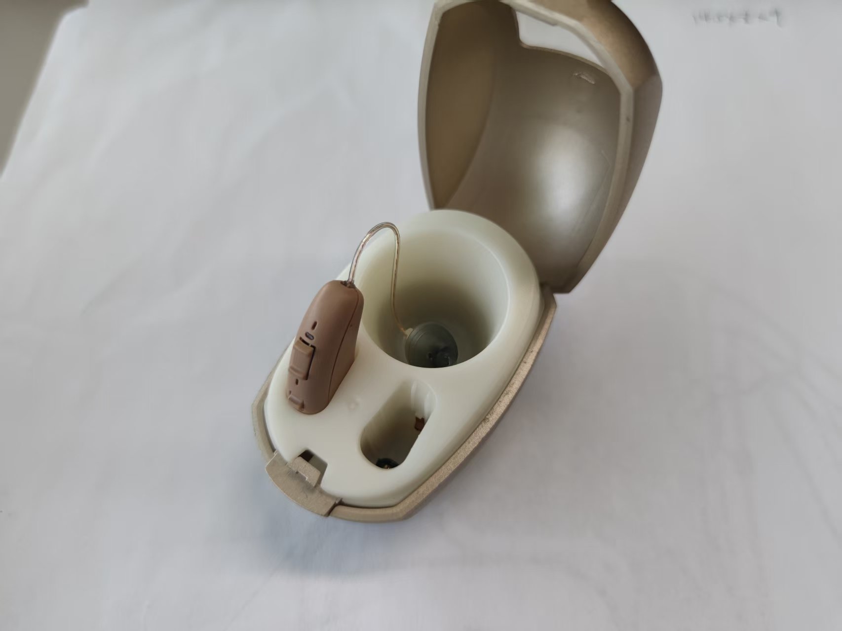 收纳盒竞品研究 / 助听器摆放关系