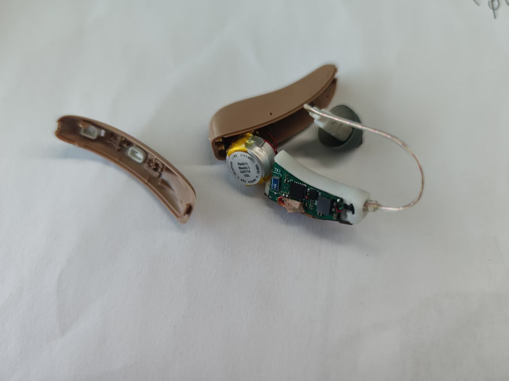 初代助听器结构样品 / 壳体拆解、电池与电路布局