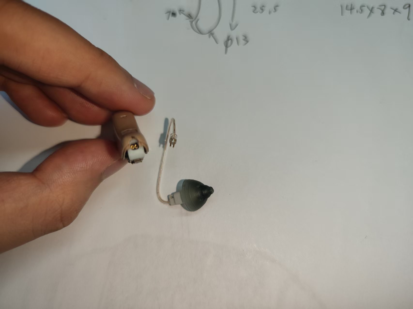 初代助听器结构样品 / 接口与连接关系